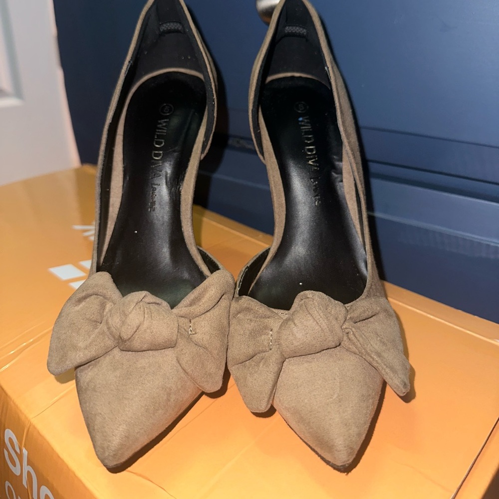 Bow heels